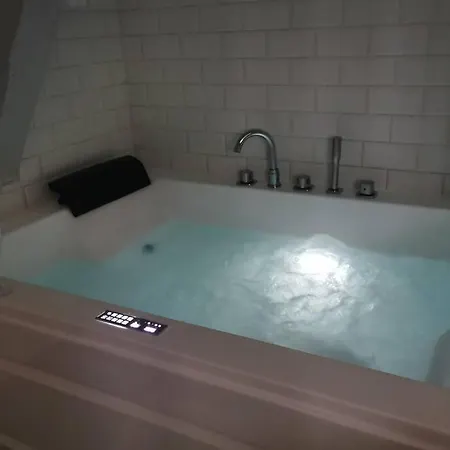 Jacuzzi Privatif : Urban Apartman *